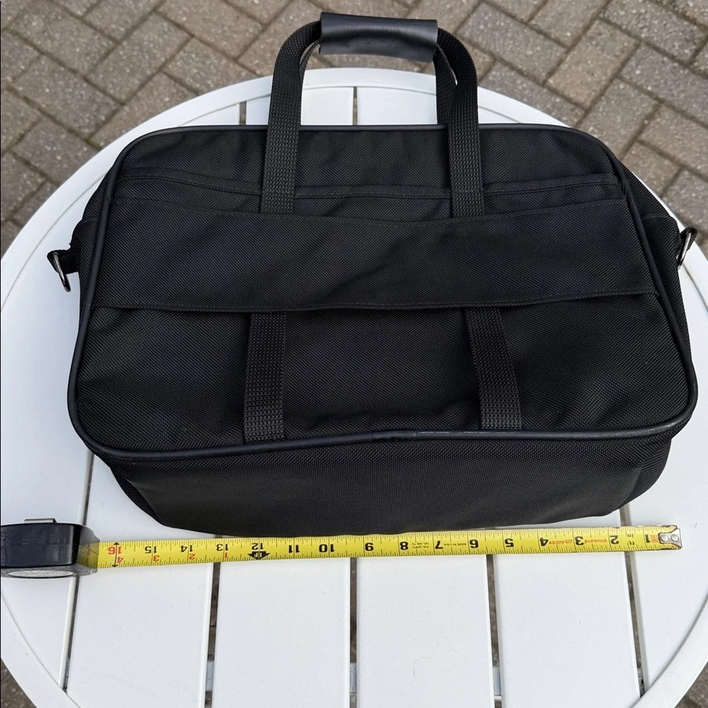 Vintage Black Messenger bag by Hartmann. Good used condition and ready to travel - Picture 6 of 9